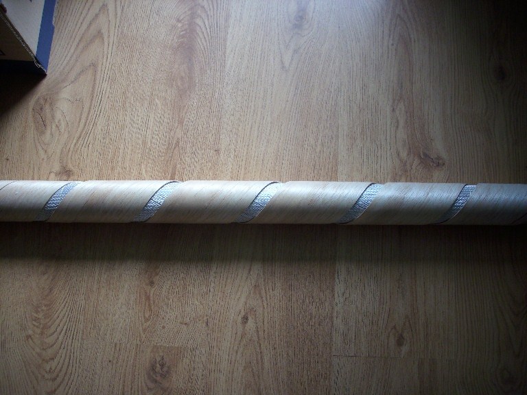 2.	Na pierwszą warstwę laminatu poszły dwie warstwy spirali balsowej 1mm, położone na krzyż. Na zdjęciu pierwsza przed klejeniem. Oczywiście nie zostawiłem takich przerw między zwojami :)