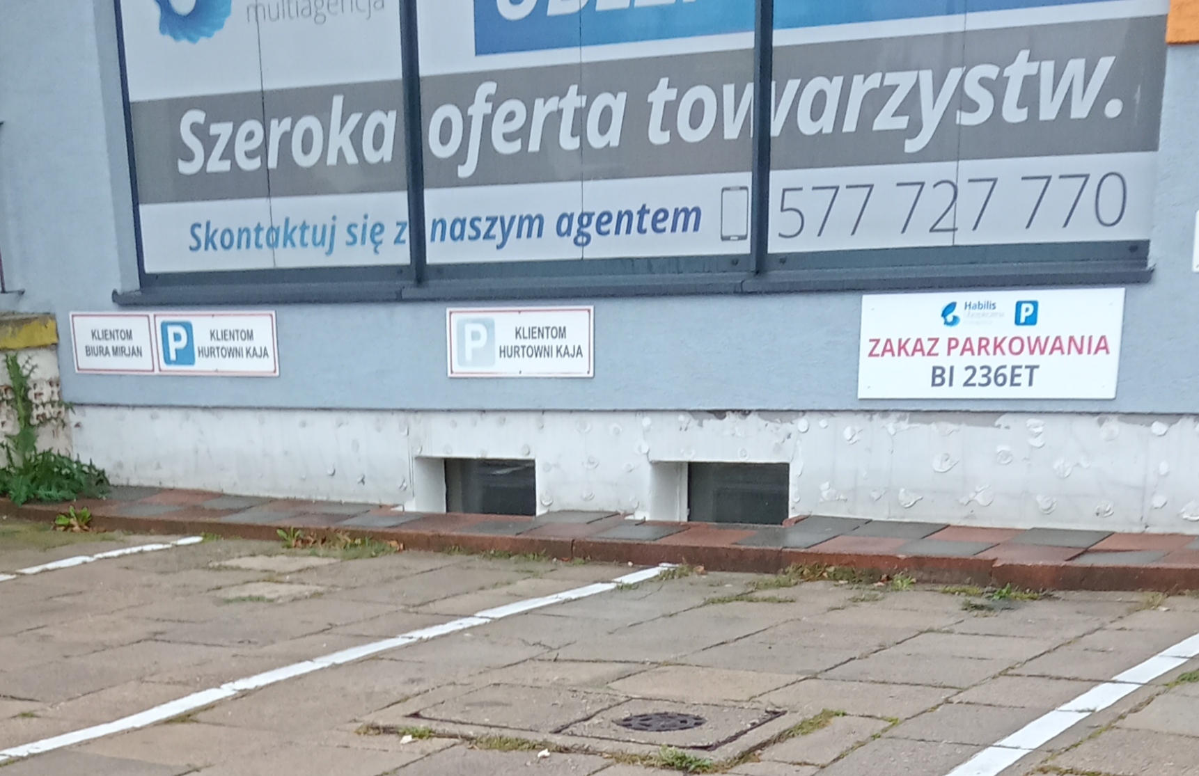 Tak wyglądaja okna lokalu w piewnicy